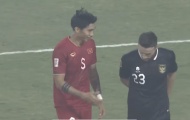Cầu thủ Indonesia từ chối bắt tay Văn Hậu