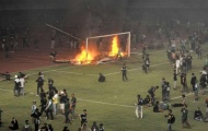 SỐC: CĐV Indonesia bạo loạn cùng cực, đập phá, đốt SVĐ