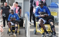 SỐC! Sao Man Utd phải ngồi xe lăn khi về Manchester
