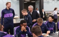 'Cục cưng của Mourinho' bước vào phòng, các cầu thủ Tottenham đồng loạt làm 1 điều 