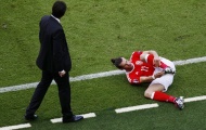 Bale nằm chỏng chơ ngoài đường biên sau tình huống bị chơi xấu