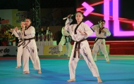Châu Tuyết Vân múa côn nhị khúc, biểu diễn võ tự vệ điêu luyện