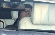 Mourinho ngủ gật trên đường đến sân tập