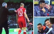 Robben hờn dỗi, cầu thủ Bayern cười lăn lộn