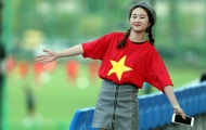 Fan nữ xinh đẹp 'đột nhập' khu huấn luyện cổ vũ U20 Việt Nam