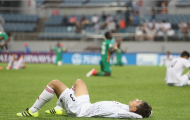 Cầu thủ Iran đổ gục xuống sân sau khi bị Zambia lội ngược dòng cay đắng