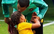 Chùm ảnh: Ronaldo và nụ hôn nhân hậu sưởi ấm trái tim cô bé khuyết tật