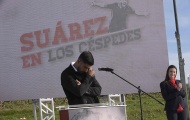 Luis Suarez 'gạt đi nước mắt' trong ngày về đầy xúc động
