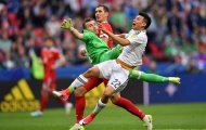 Mặc kệ cú kungfu, cầu thủ Mexico vẫn dũng cảm đánh đầu ghi bàn