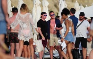Rooney dắt vợ đi biển, nhấm nháp ngụm bia với cựu sao Quỷ đỏ