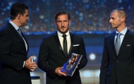Francesco Totti 'xuống sắc' trong ngày ẵm giải 'Cống hiến' 