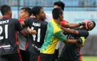Indonesia: Cầu thủ đánh nhau như giang hồ hỗn chiến