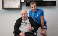 Ở tuổi 77, huyền thoại Jimmy Greaves đi xe lăn cổ vũ Tottenham trước trận đại chiến