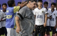 Maradona mướt mồ hôi biểu diễn trước lớp hậu bối tại Ấn Độ