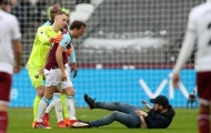 Thủ quân West Ham gây sốc khi vật ngã CĐV trên sân