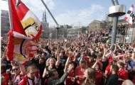 Hàng nghìn CĐV xuống đường ăn mừng chức vô địch của PSV