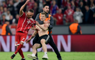 Bayern thất bại, fan cởi trần, túm áo Ribery 'hỏi tội'