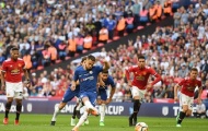 Biến Phil Jones thành người thừa, Hazard giúp Chelsea nâng cao cúp FA