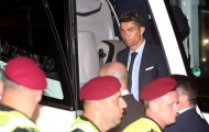 Ronaldo và đồng đội lộ vẻ mệt mỏi khi hành quân đến Kiev trong đêm
