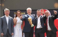 Cúp vàng chính thức đáp xuống Moscow, World Cup chỉ còn đếm bằng ngày