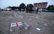 CĐV đội tuyển Anh vứt cờ, chai lọ xuống đường