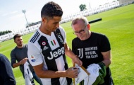 Mặc scandal tình ái, Ronaldo cực tươi chụp ảnh cùng Juventus 