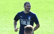 Nụ cười của Bonucci không thể xóa đi căng thẳng tại Italia