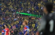 Nóng! Fan Malaysia 'chối đây đẩy' vụ chiếu lazer vào thủ thành Tấn Trường