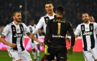 Ronaldo làm chấn thương thủ môn, huých người rồi mỉm cười nhận thẻ