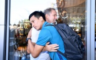 HLV Rajevac ôm chầm cầu thủ Thái Lan sau khi bị sa thải