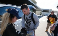 Ngày về Argentina thảm họa, Messi lầm lũi trở lại Barcelona