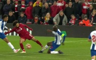 Đạp thẳng ống đồng đối thủ, Salah may mắn thoát thẻ đỏ