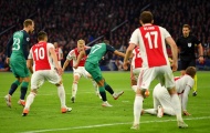 Tiền vệ Ajax phá bóng trong tay thủ môn đội nhà giúp Tottenham ghi bàn
