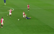 Ajax bị đuổi 2 người trong 1 phút, HLV nói lời cay đắng về VAR