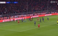 CHOÁNG! Sao Bayern thực hiện 'cú lừa' đỉnh nhất năm, đồng đội ôm đầu ngao ngán