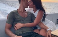 Tranh thủ nghỉ hè, Ronaldo và bạn gái 'khóa môi' đầy tình cảm