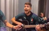Trở về tuyển Ý, sao Chelsea trổ tài đánh đàn guitar
