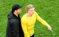 Lập cú đúp nhưng Dortmund không thắng, Haaland giận dữ vứt áo đi vào đường hầm