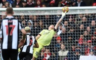 Newcastle gục ngã, Howe ấn tượng với 1 sao Arsenal