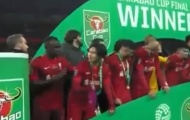 Hành động đẹp của Minamino trong lễ ăn mừng vô địch League Cup