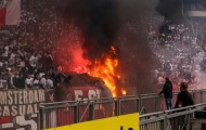 NHM Ajax đốt sân kinh hoàng, khói đen lan tỏa góc khán đài