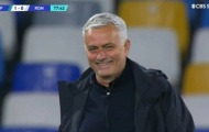 Mourinho bật cười khi học trò nhận thẻ đỏ