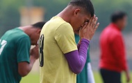 Cầu thủ Myanmar cầu nguyện trên sân tập mới