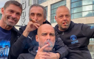 Man City ăn mừng vô địch, Pep ngạo nghễ hút xì gà