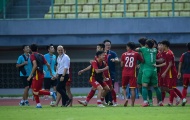 Messi Thái an ủi đàn em sau trận thua U19 Việt Nam