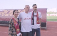 Fan Roma cầu hôn bạn gái trước mặt Mourinho