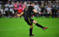 Bale solo ghi bàn từ giữa sân