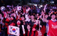 10.000 người cổ vũ tuyển Hàn Quốc ở Seoul sau thảm kịch Itaewon