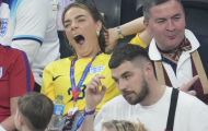 Bạn gái tuyển thủ Anh ngáp ngủ khi xem trận hòa với Mỹ