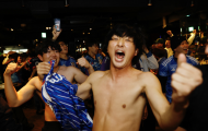 CĐV Nhật Bản cởi áo ăn mừng thành công ở World Cup